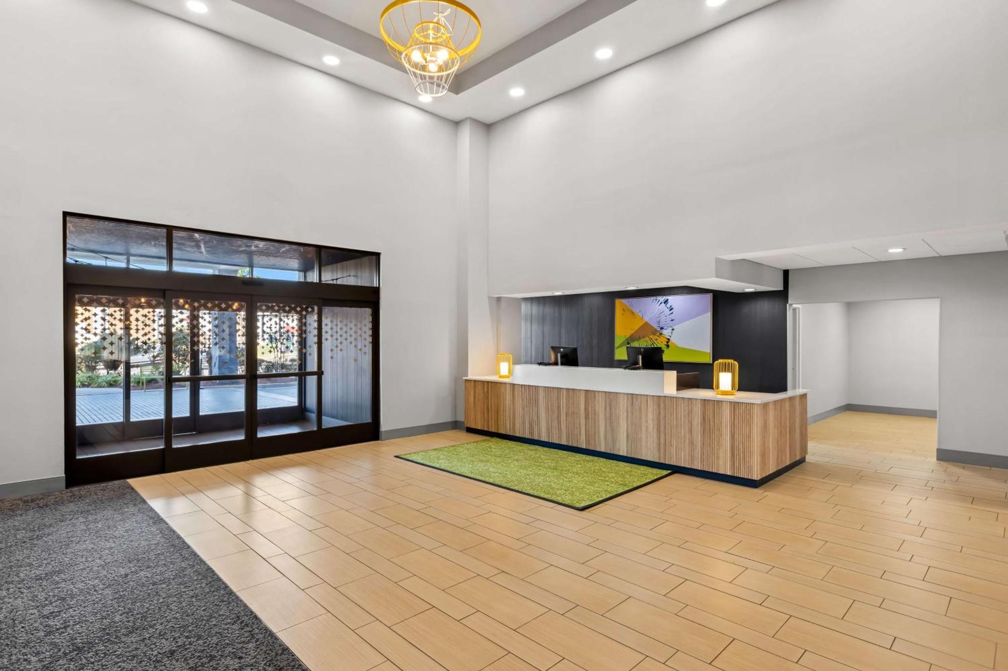 Spark By Hilton Savannah Hotel